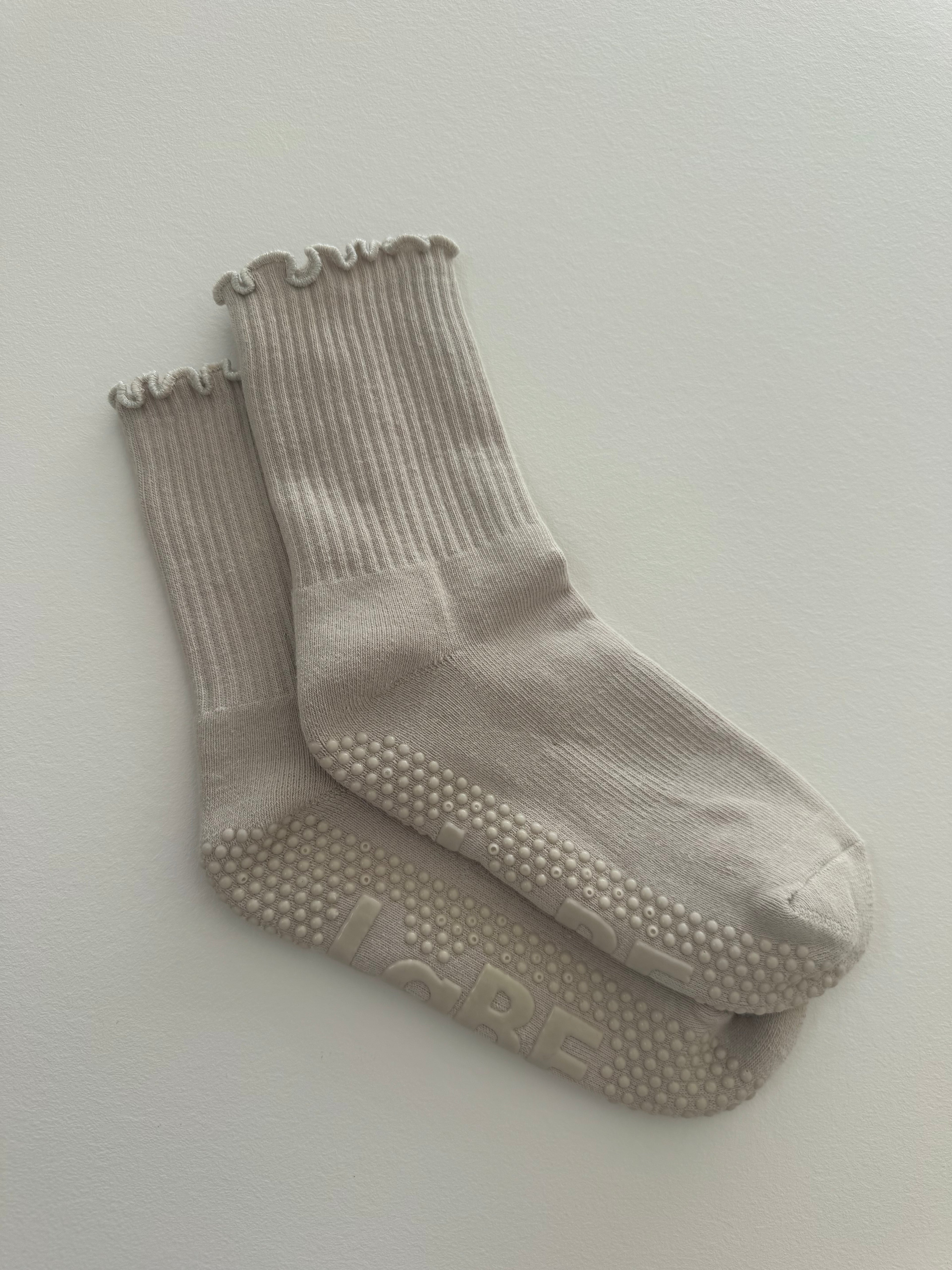 Grip Socke „hell-greige mit Wellenrand“