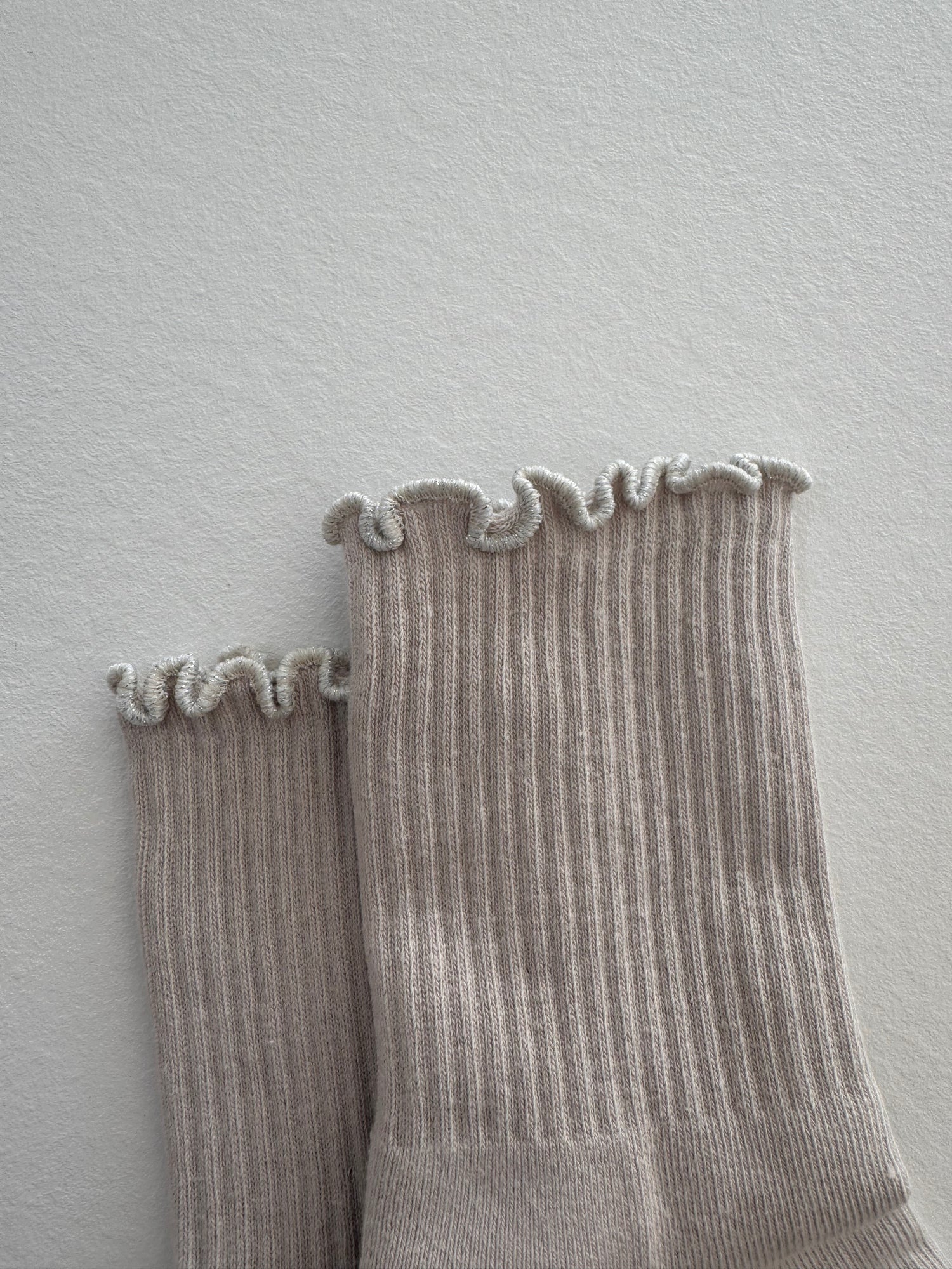 Grip Socke „hell-greige mit Wellenrand“