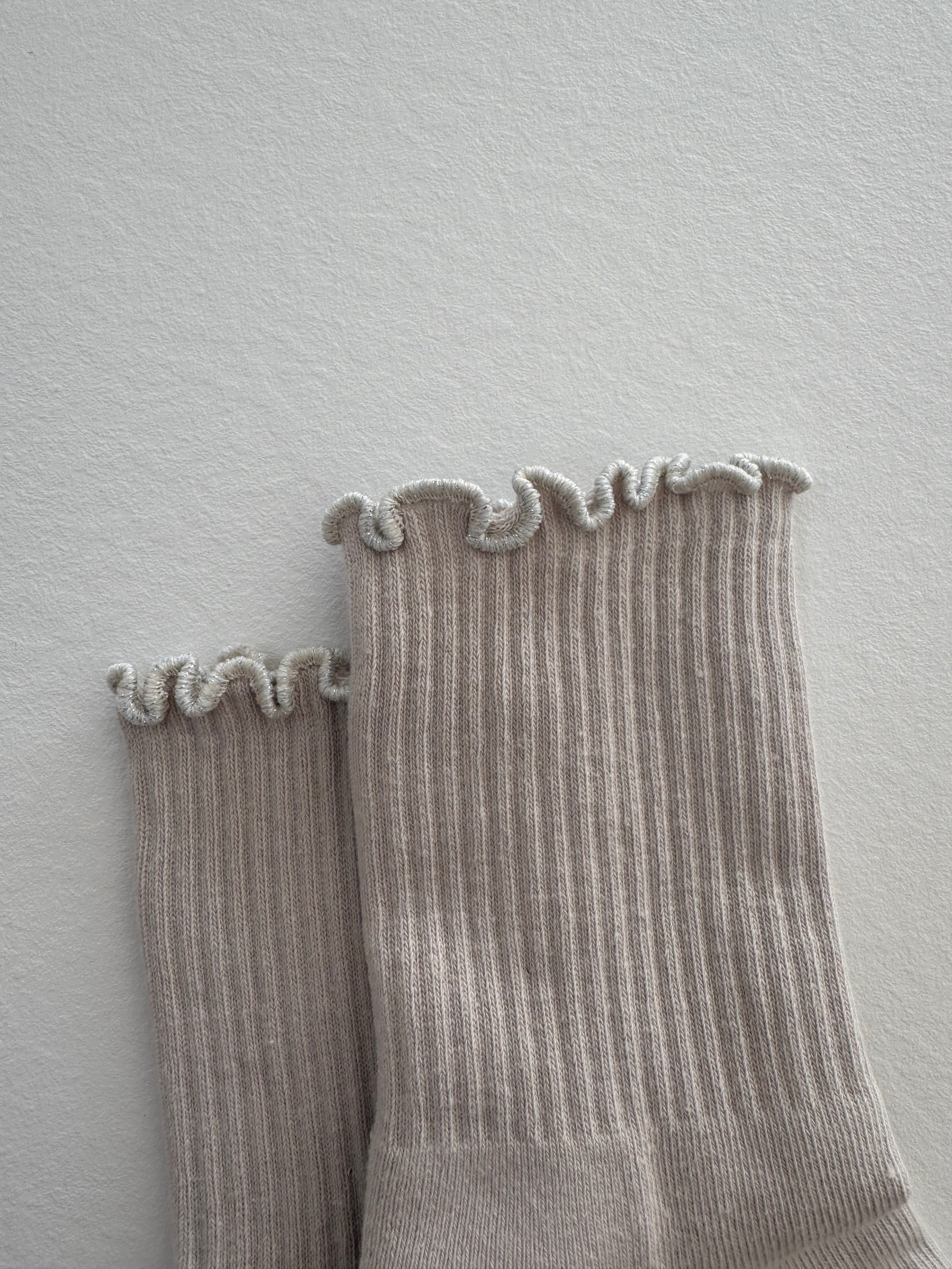 Grip Socke „hell-greige mit Wellenrand“