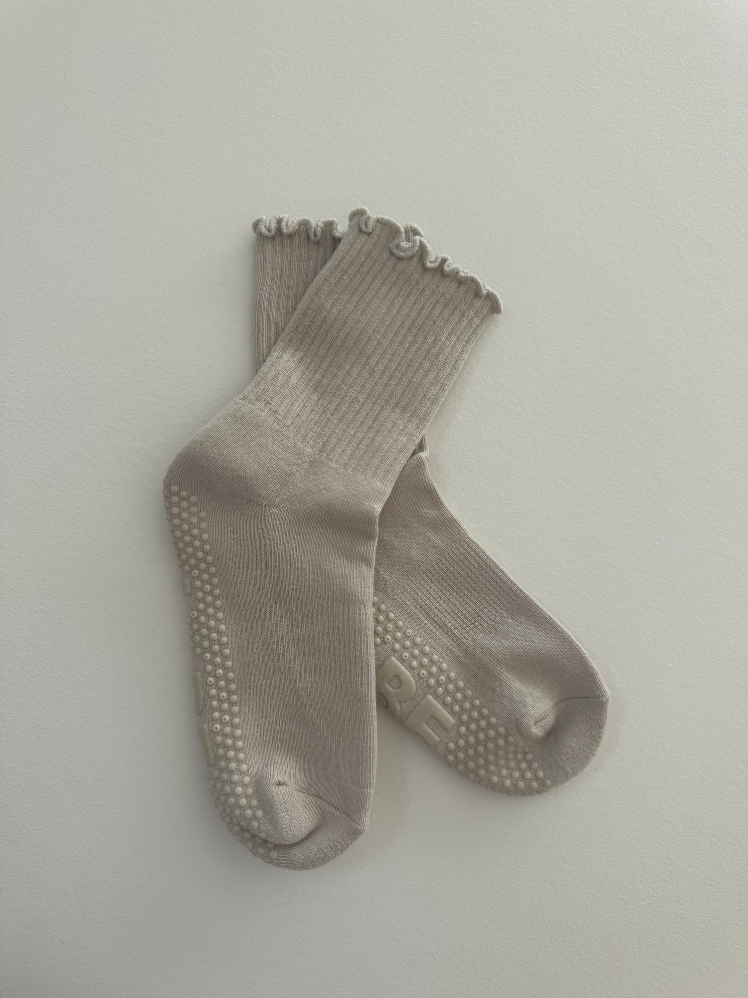 Grip Socke „hell-greige mit Wellenrand“