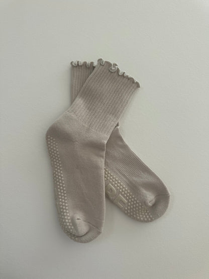 Grip Socke „hell-greige mit Wellenrand“