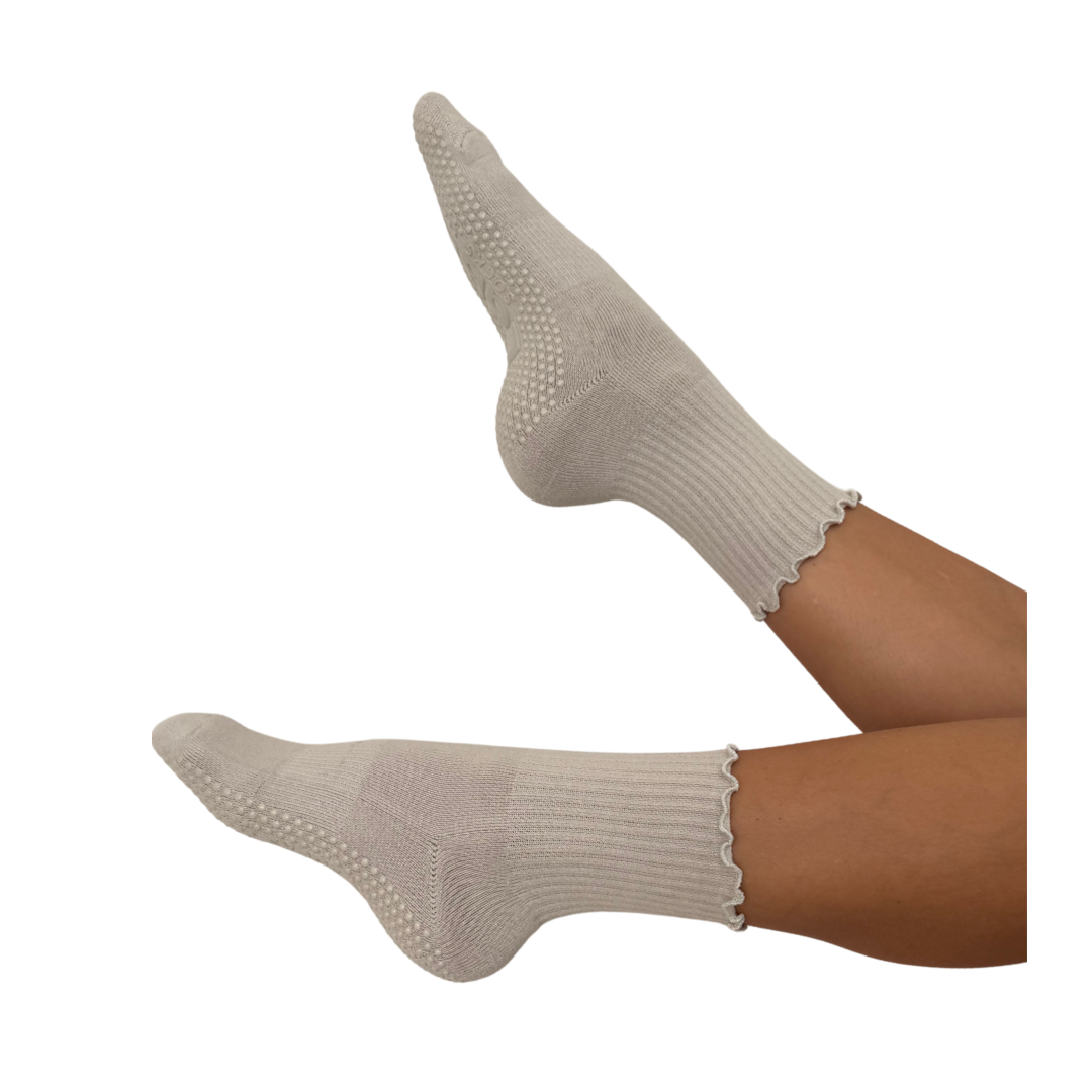 Grip Socke „hell-greige mit Wellenrand“